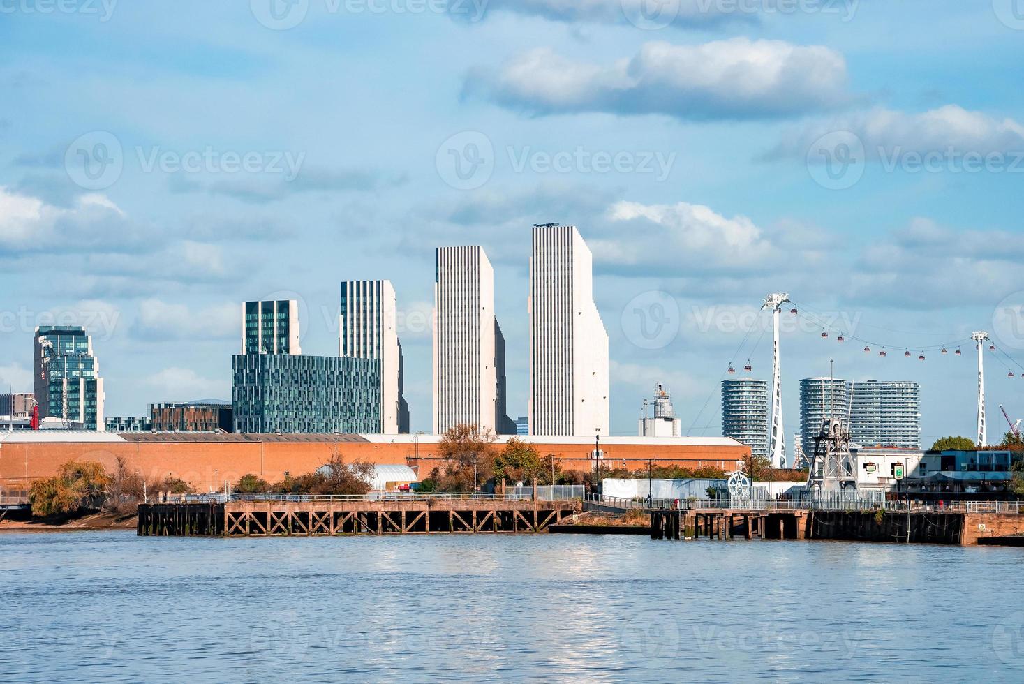 vista do teleférico dos emirados em londres inglaterra através do rio Tamisa. foto