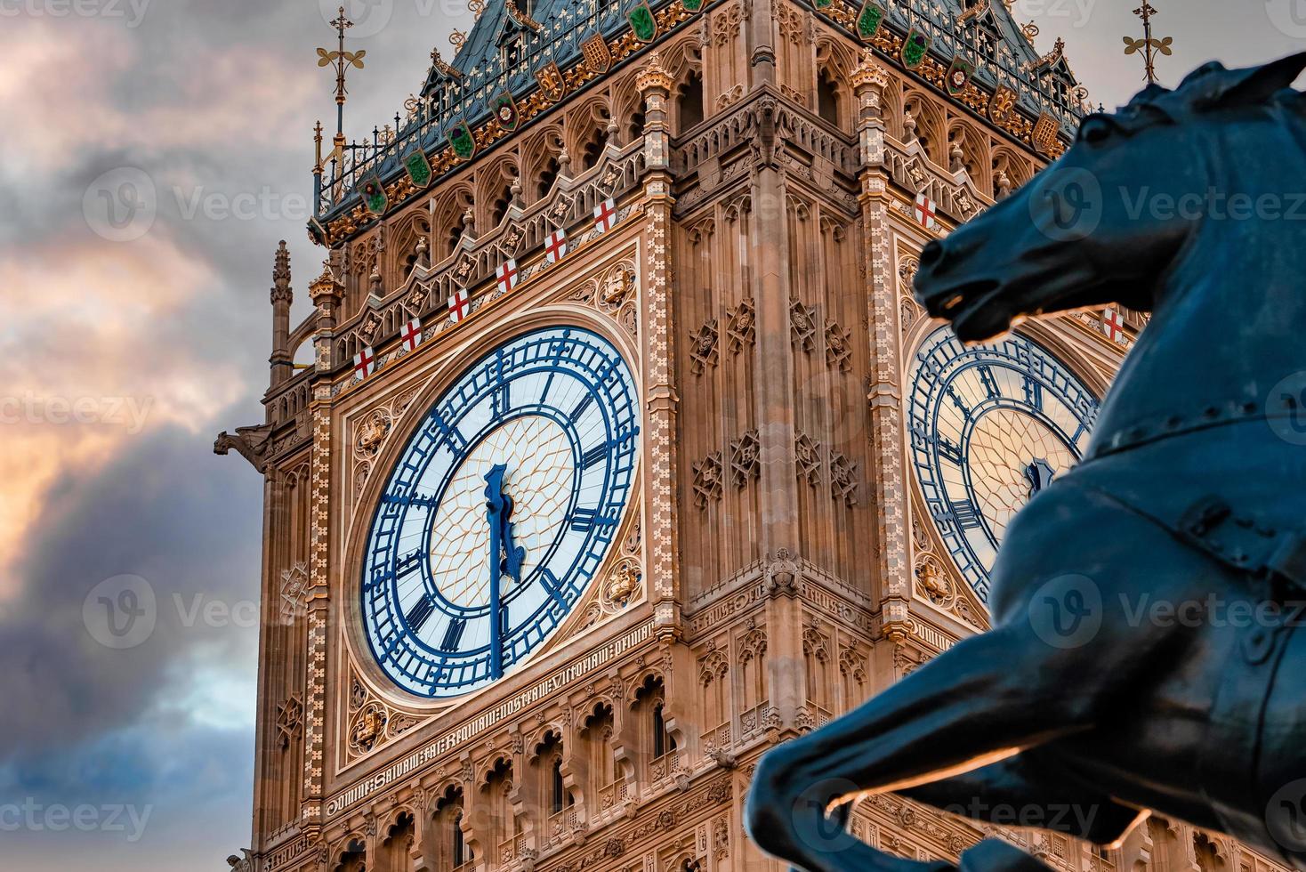 Estátua De Cavalo Na Frente Do Big Ben Ilustração de stock - Getty Images