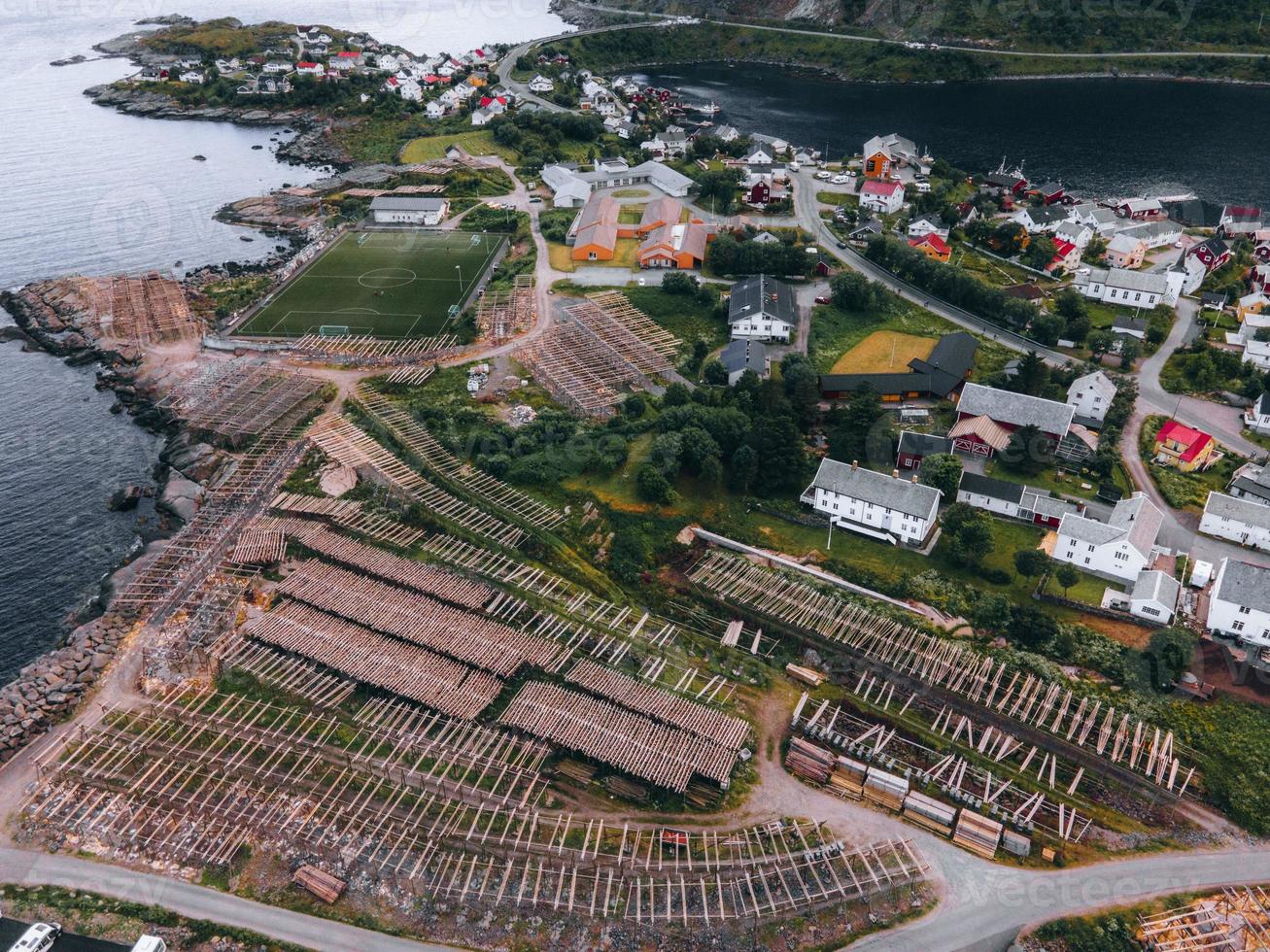 a cidade de reine nas ilhas lofoten na noruega foto