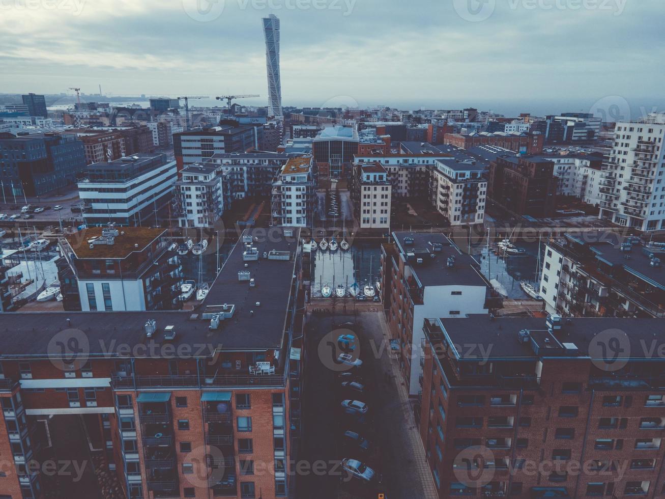 virando o torso em Malmo em Skane, Suécia foto