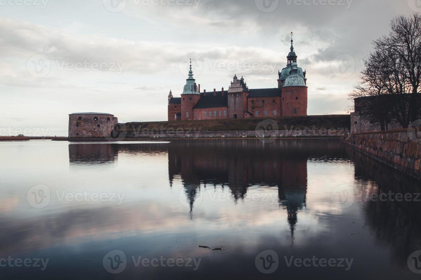 Castelo Kalmar visto em Smaland, Suécia foto