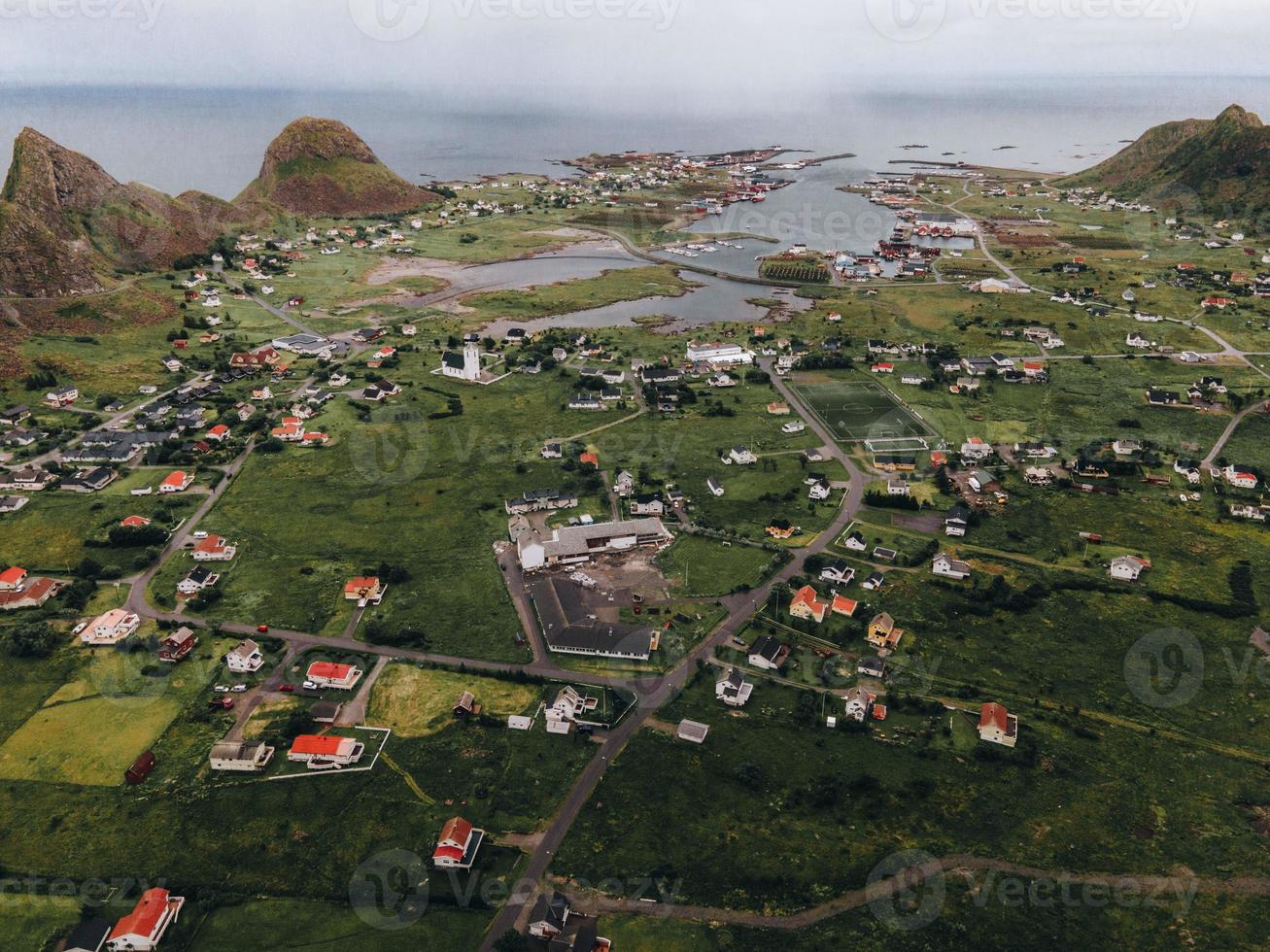 vistas de vaeroy nas ilhas lofoten na noruega foto