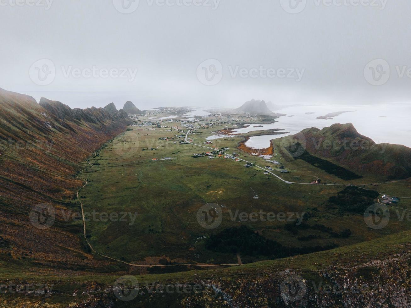 vistas de vaeroy nas ilhas lofoten na noruega foto