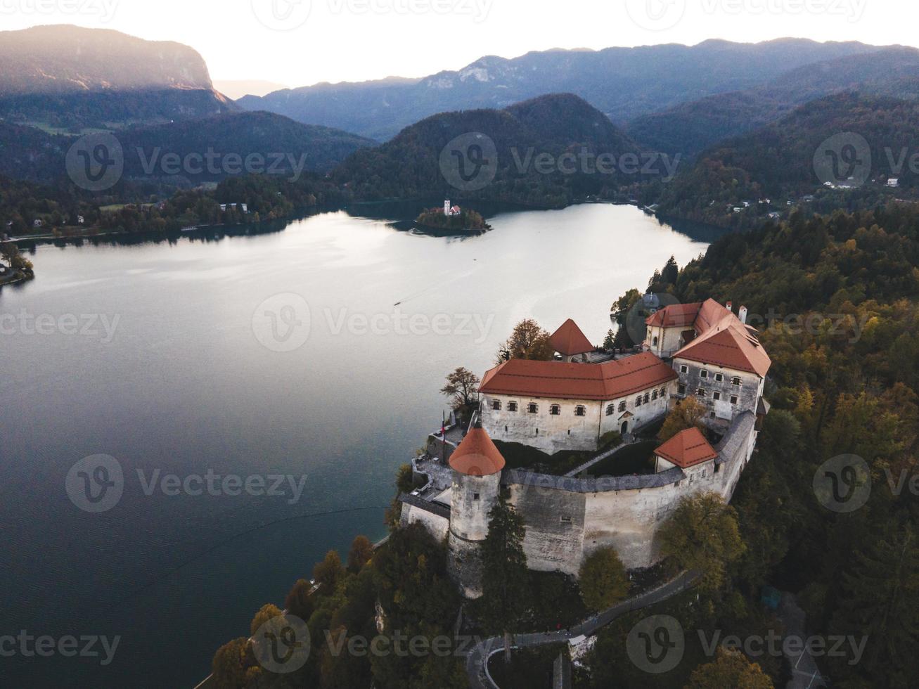 Vistas de drones do Castelo de Bled na Eslovênia foto