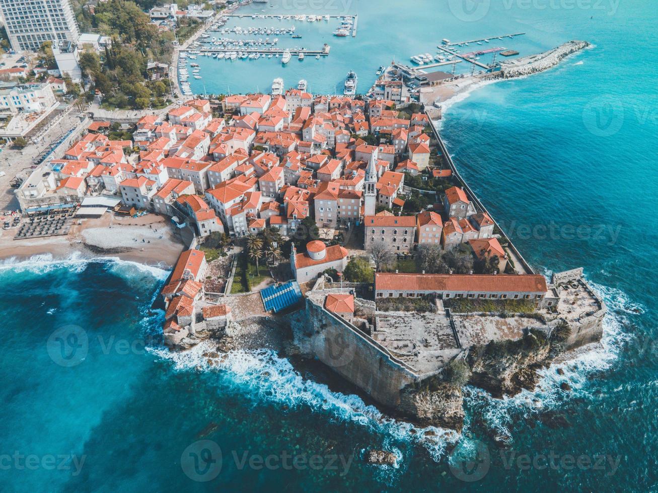 vistas de drone da cidade velha de budva em montenegro foto