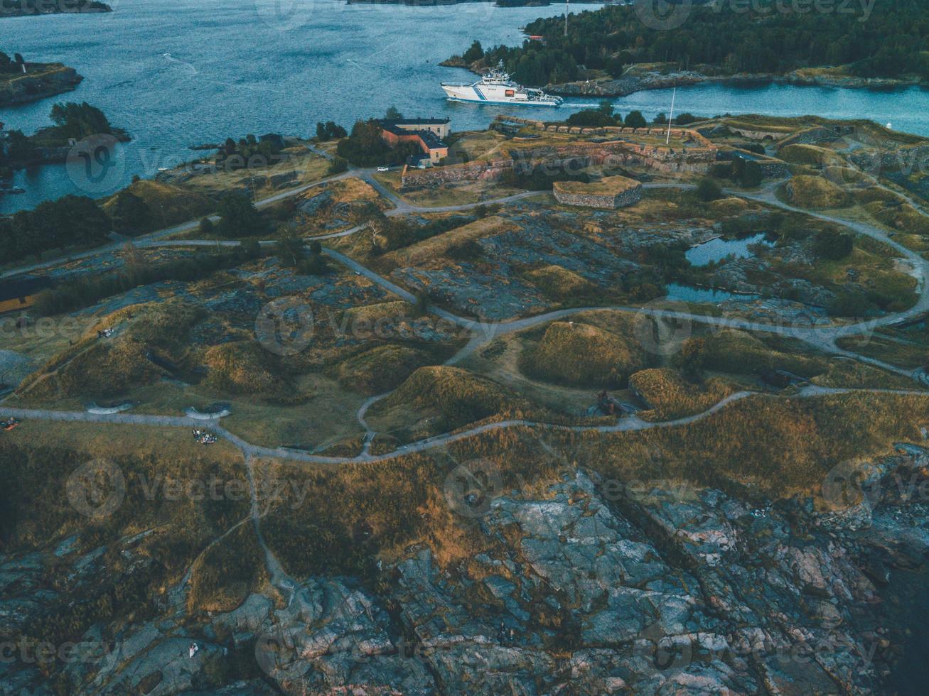 vistas de drones ao redor de suomenlinna em helsinque, finlândia foto