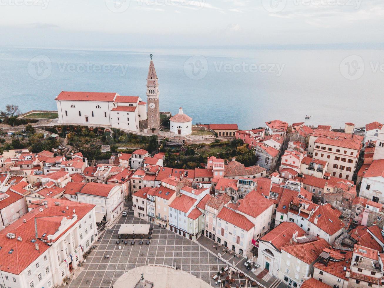 vistas aéreas de drones sobre piran na eslovênia foto