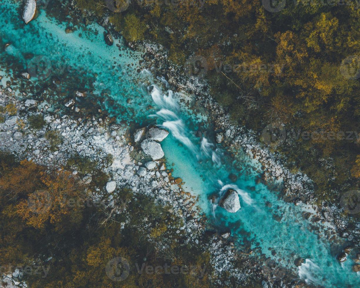 vistas de drones do rio soca na eslovênia foto