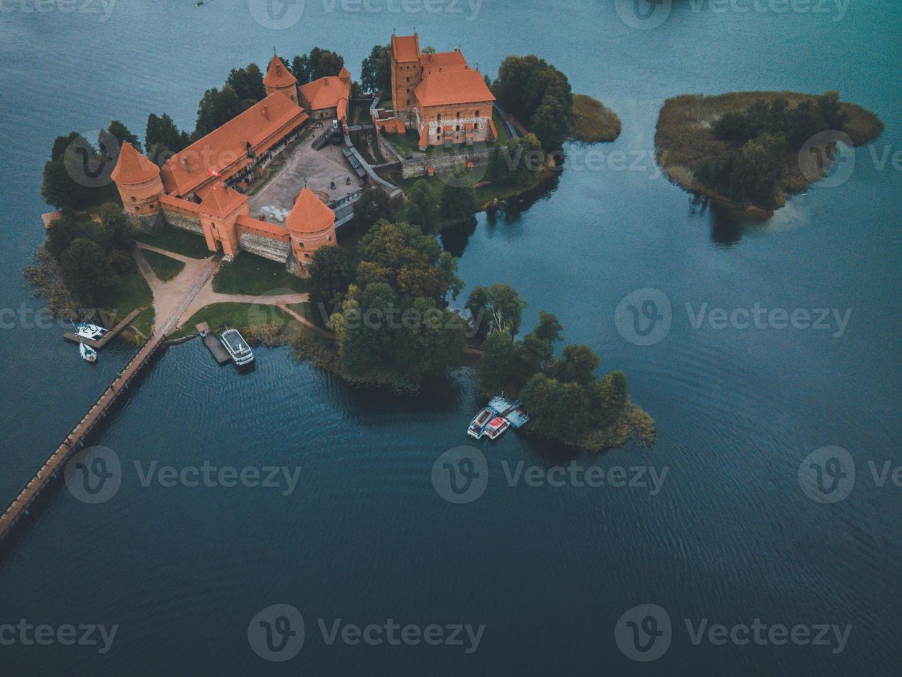 castelo da ilha de trakai por drone na lituânia foto