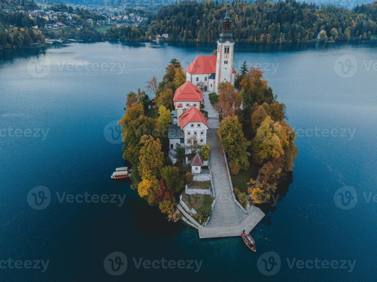 Vistas de drones da Igreja de Peregrinação da Assunção de Maria em Bled, Eslovênia foto