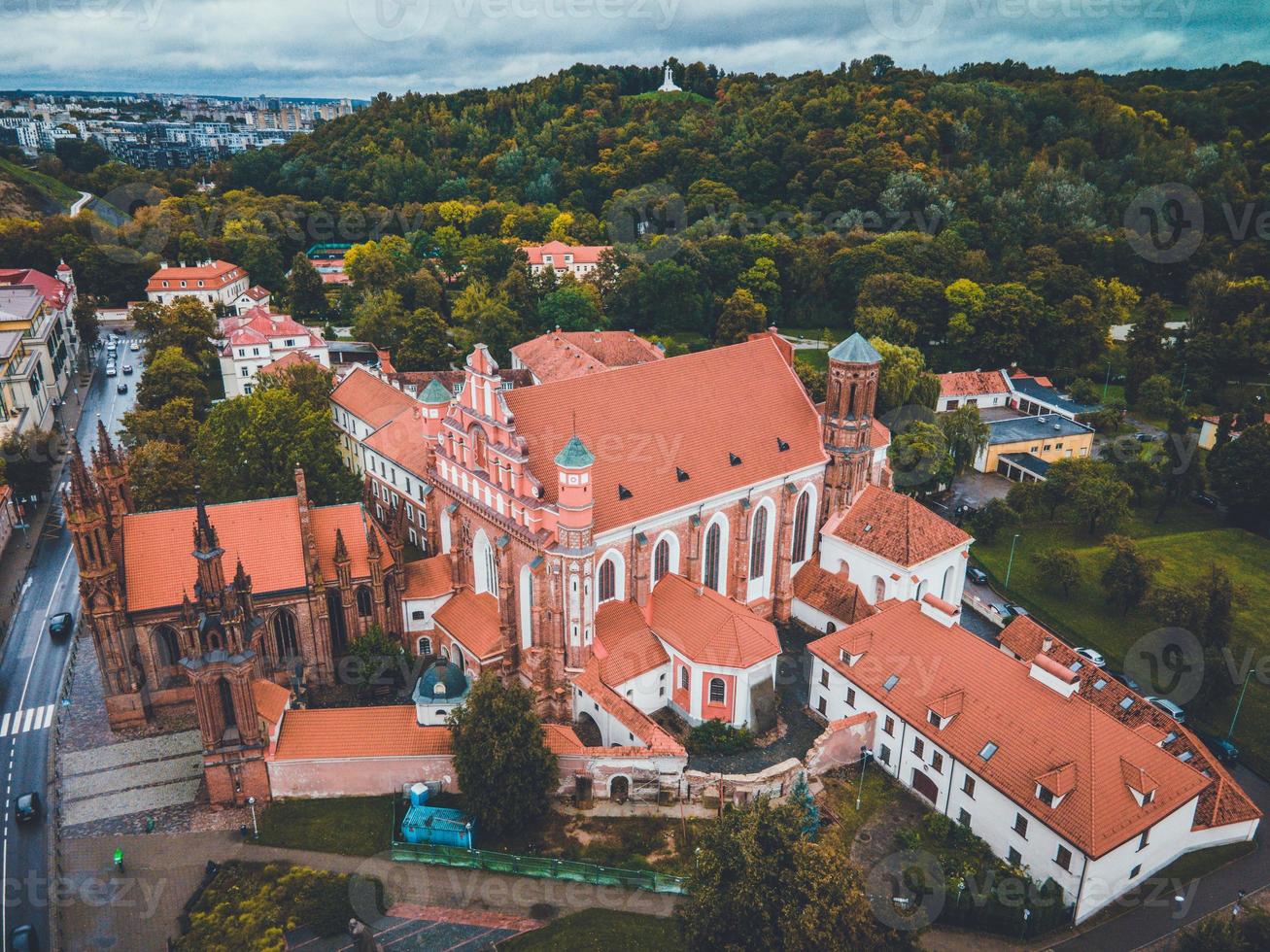 st. anne's church por drone em vilnius, lituânia foto