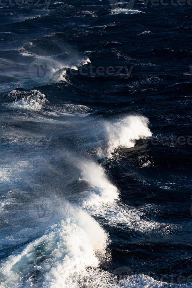 ondas e salpicos no mar mediterrâneo foto