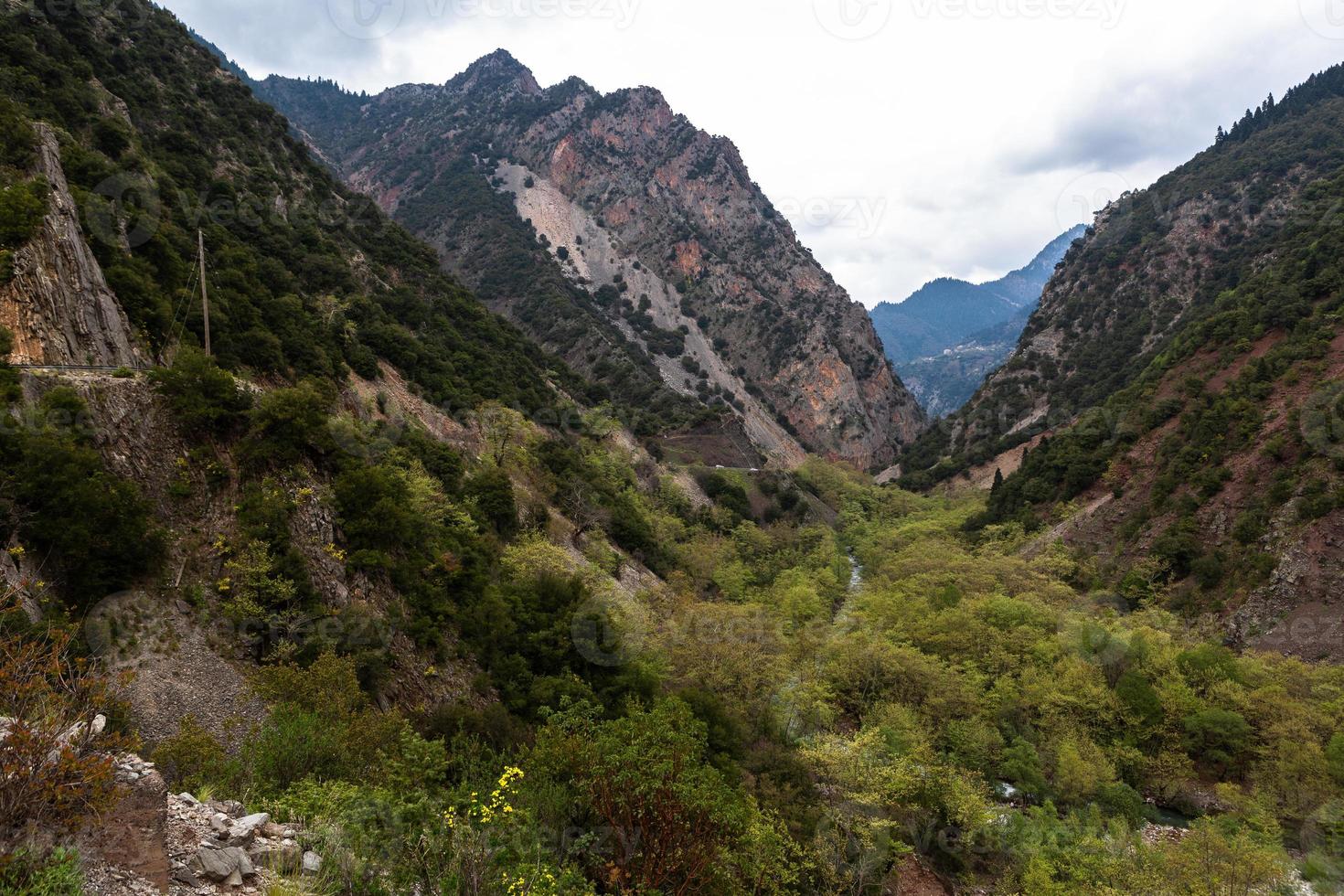 paisagens de primavera das montanhas da grécia foto