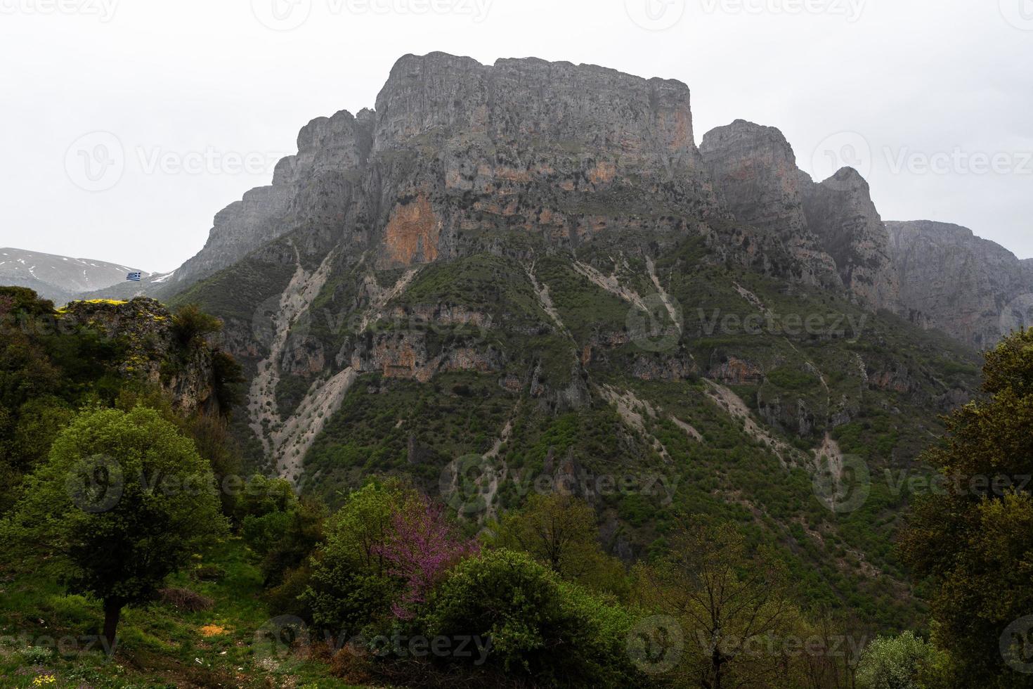 paisagens de primavera das montanhas da grécia foto