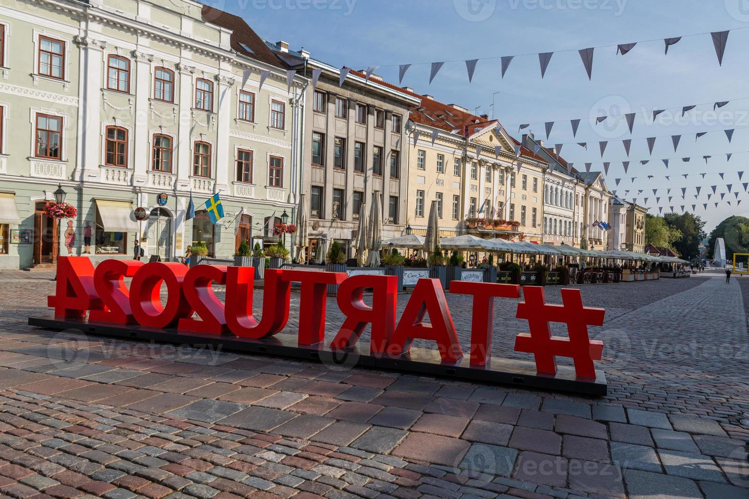 tartu, paisagem urbana em um dia ensolarado foto