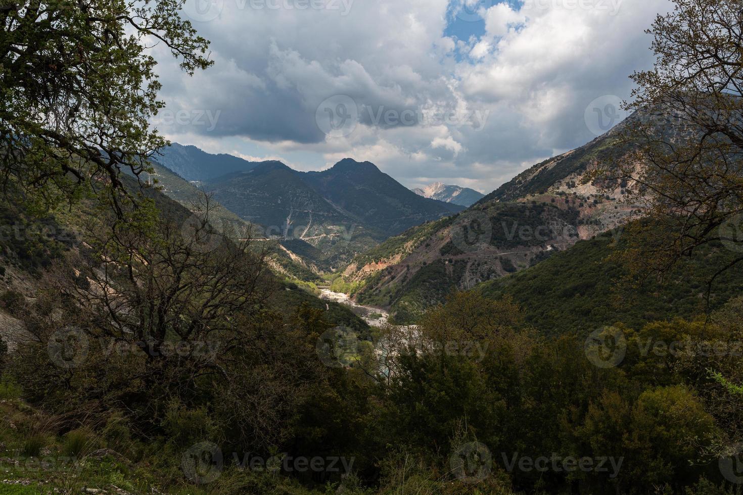 paisagens de primavera das montanhas da grécia foto