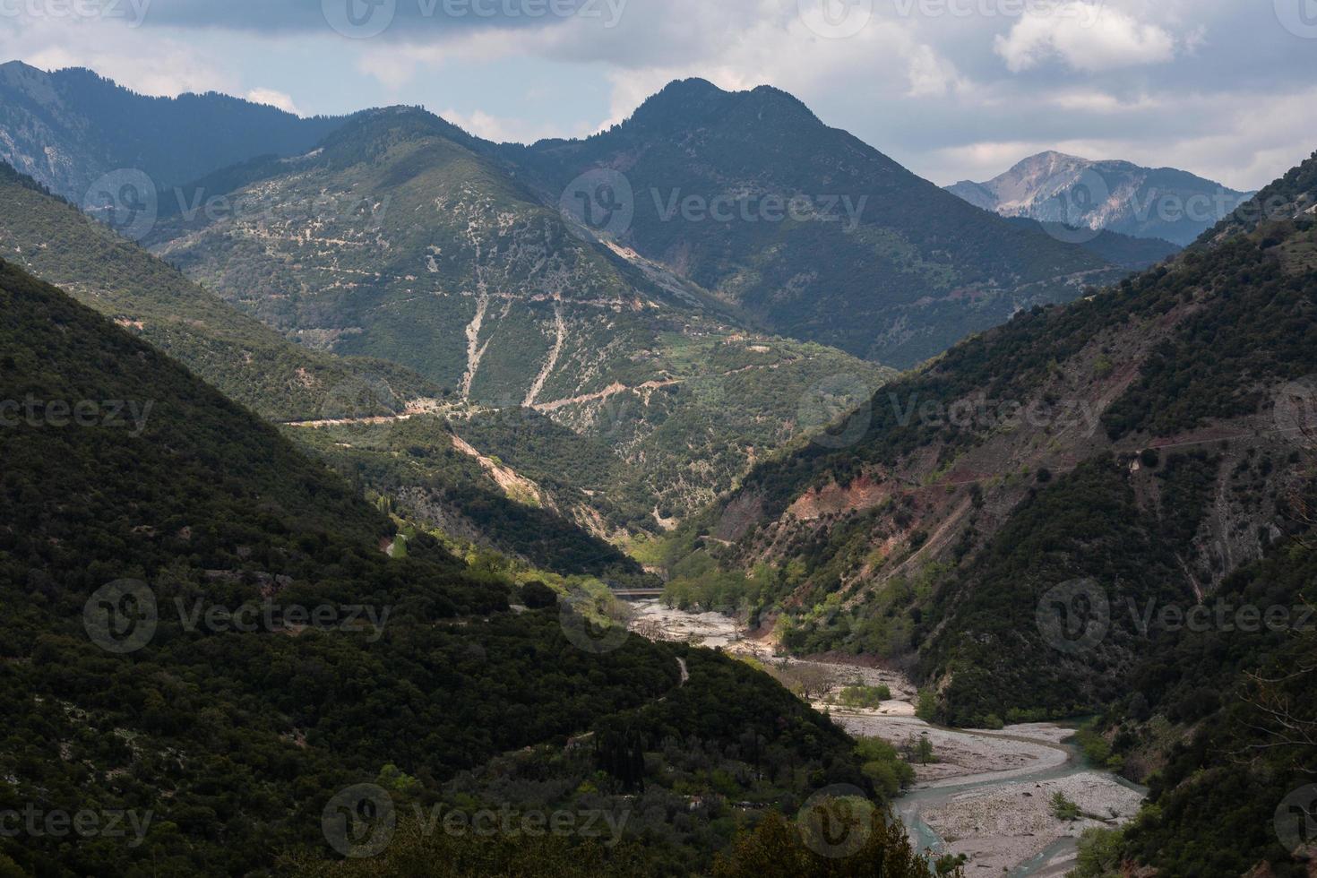 paisagens de primavera das montanhas da grécia foto