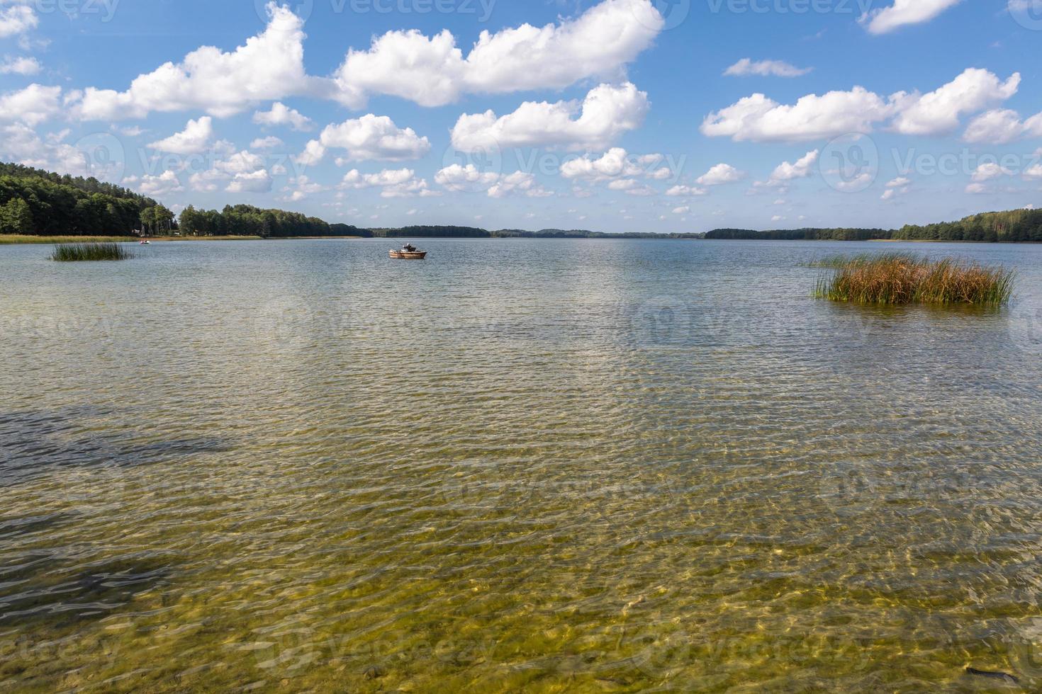 paisagens de verão à beira do lago na lituânia foto