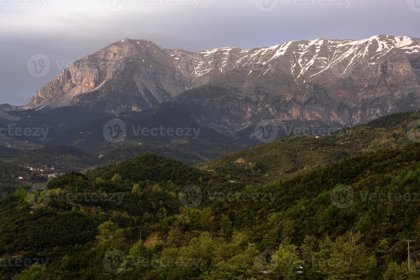 paisagens de primavera das montanhas da grécia foto