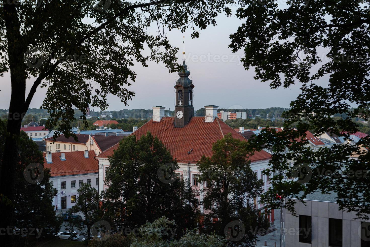 tartu, paisagem urbana em um dia ensolarado foto