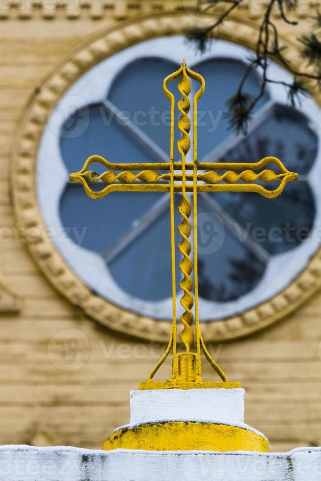 igreja ortodoxa de madeira amarela foto