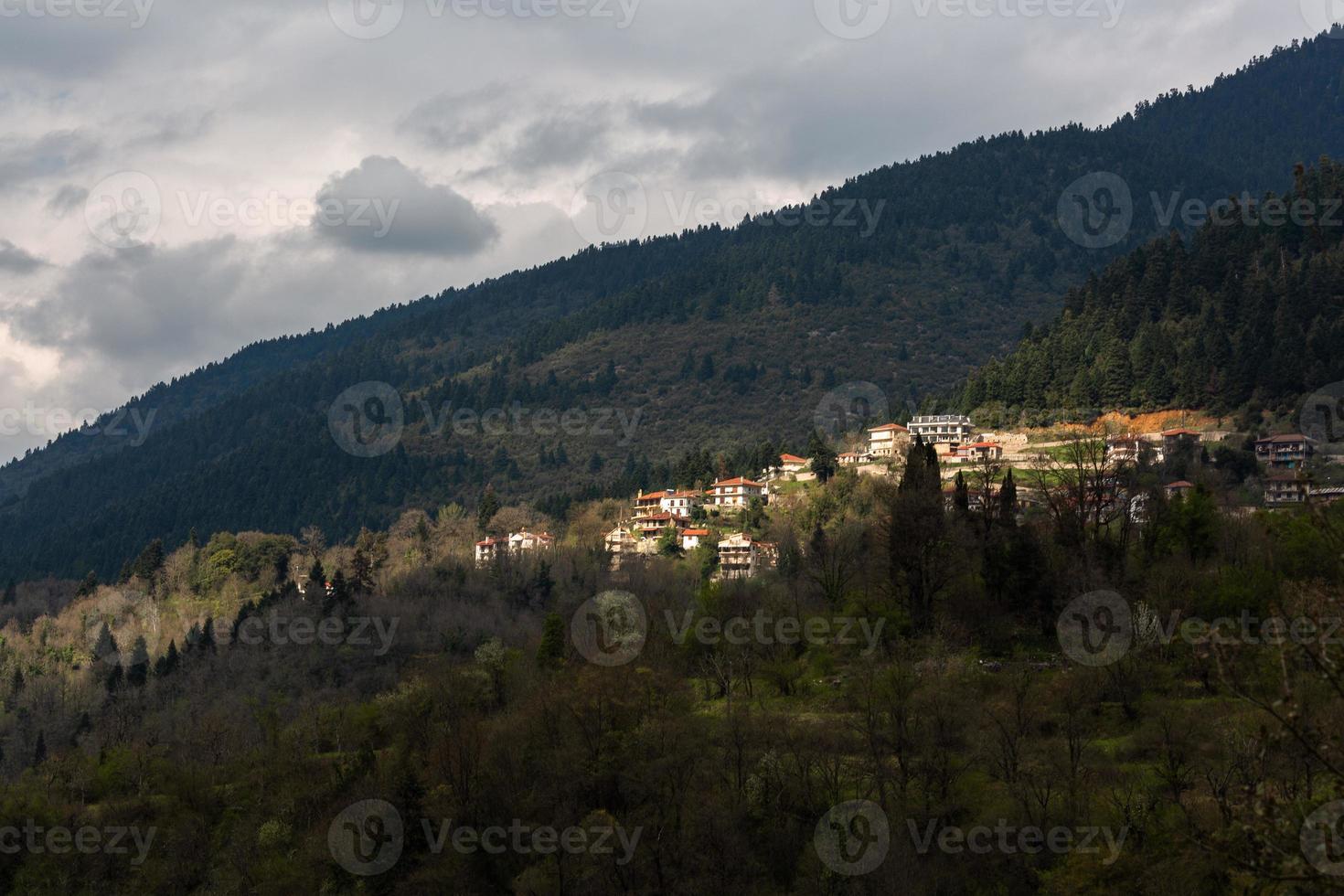 paisagens de primavera das montanhas da grécia foto