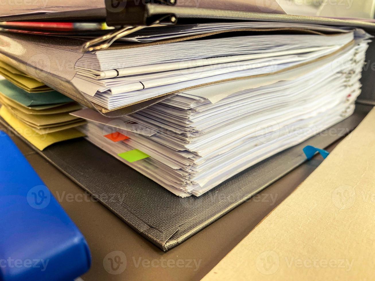 pasta pesada com documentos. muitas folhas de papel são dobradas em forma de coroa e marcadas com marcadores coloridos. marcadores de plástico para assinaturas foto