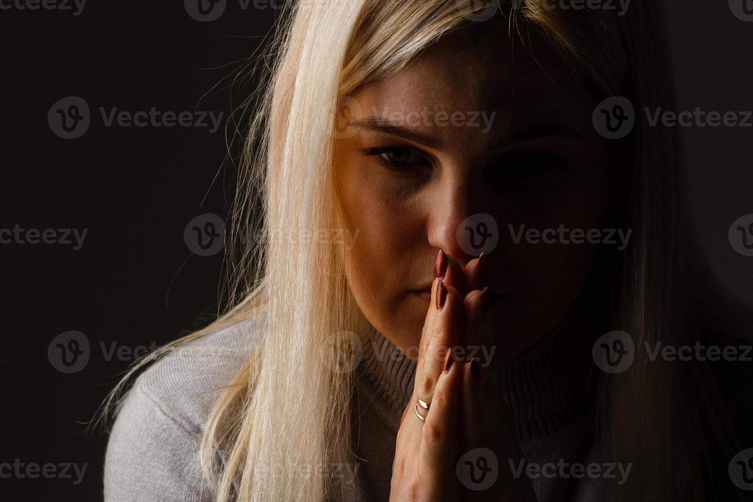 menina religiosa rezando na cor de fundo foto