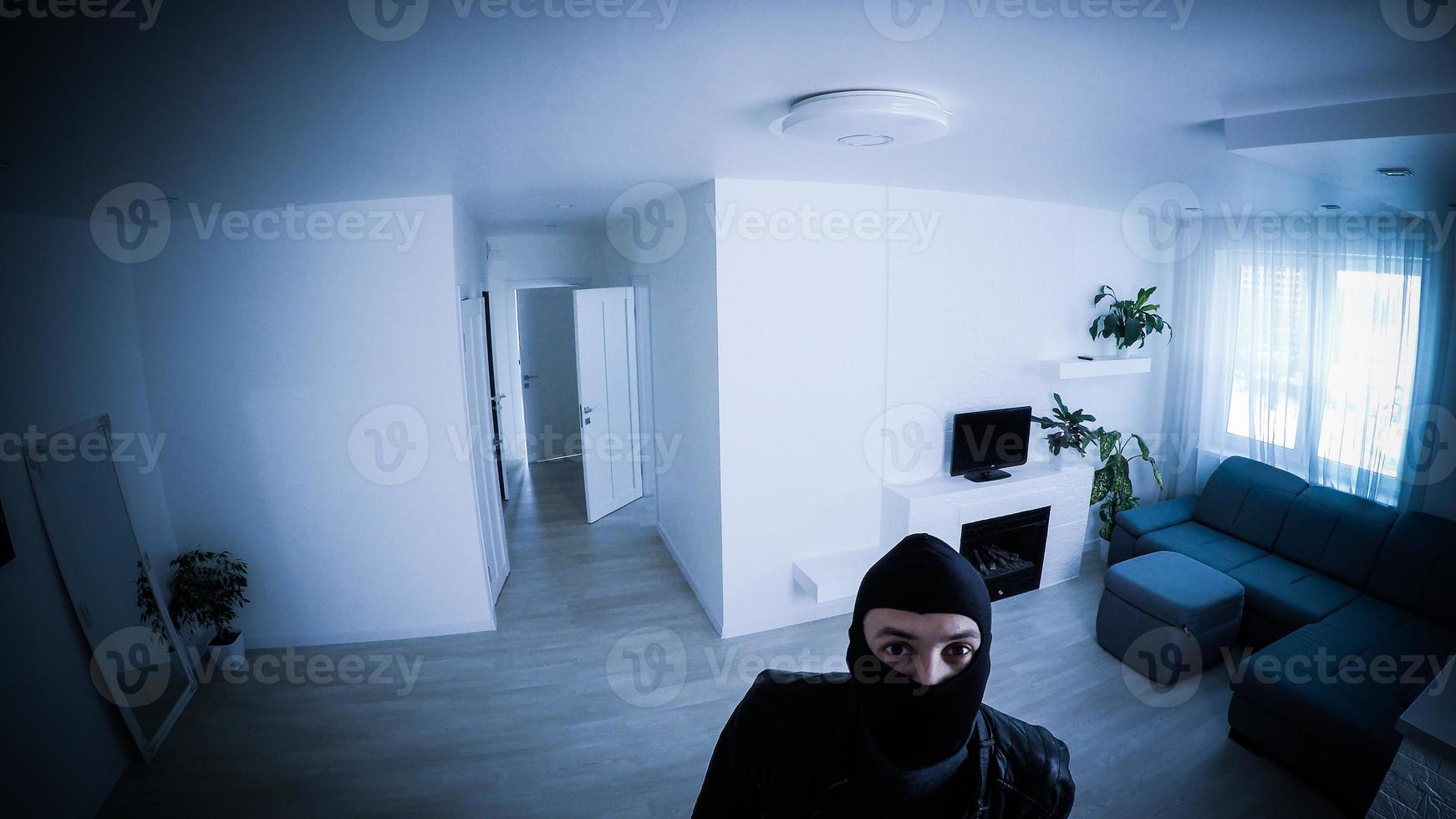 a câmera de vigilância capturada quando um ladrão invade o apartamento foto