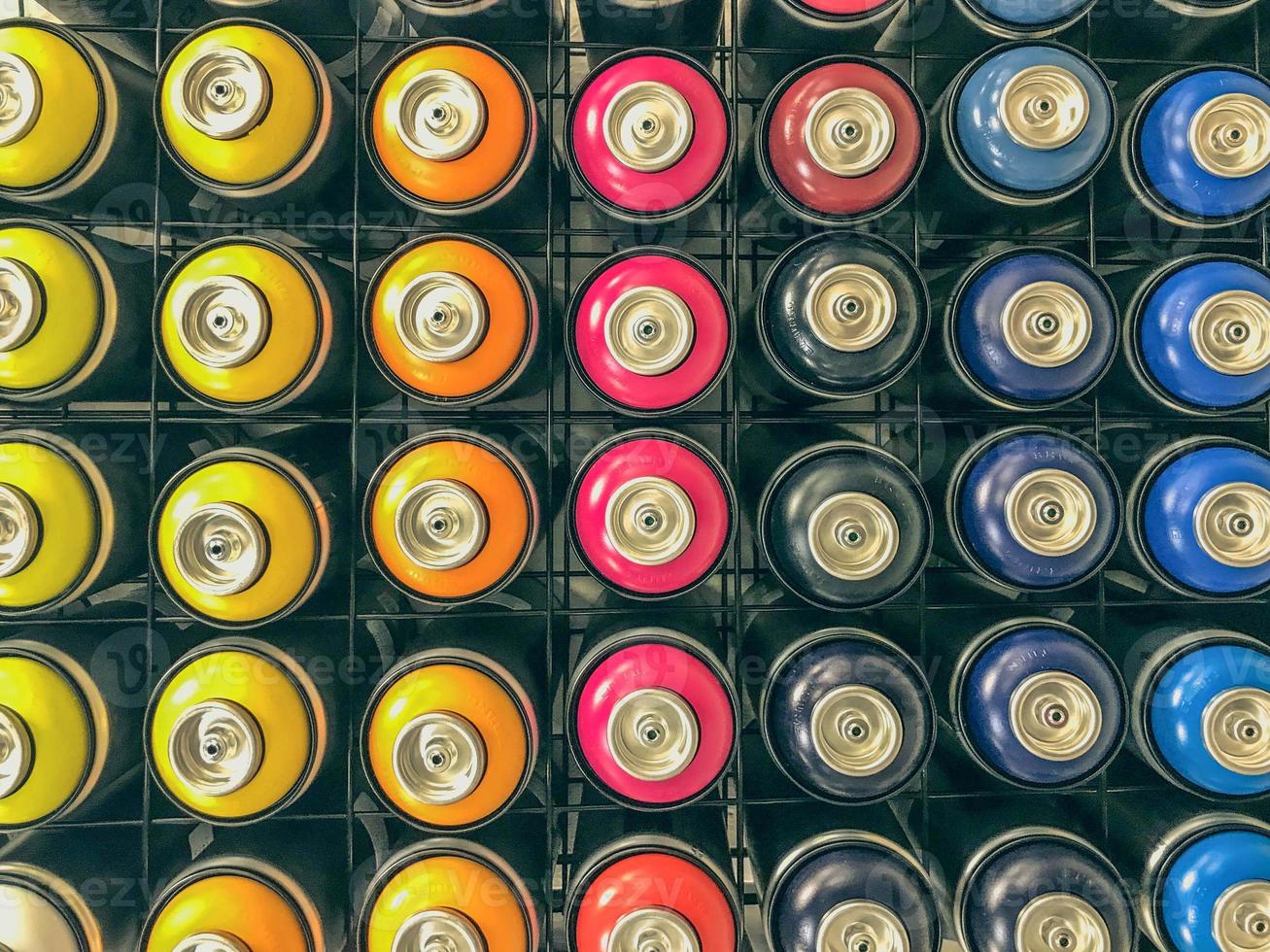 latas de spray de tinta estão em exibição. pulverizadores de tinta de várias cores. arte do grafite, pintura do carro. balões cheios de corantes coloridos foto