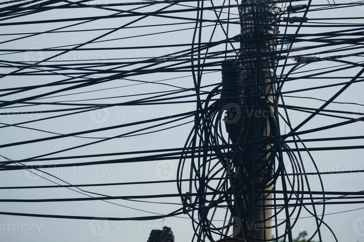 foto de postes elétricos bagunçados