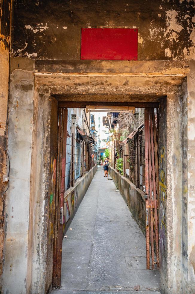 edifício antigo beco em talat noi.talad noi, um dos bairros mais antigos de bangkok, está repleto de templos históricos, charmosas lojas foto