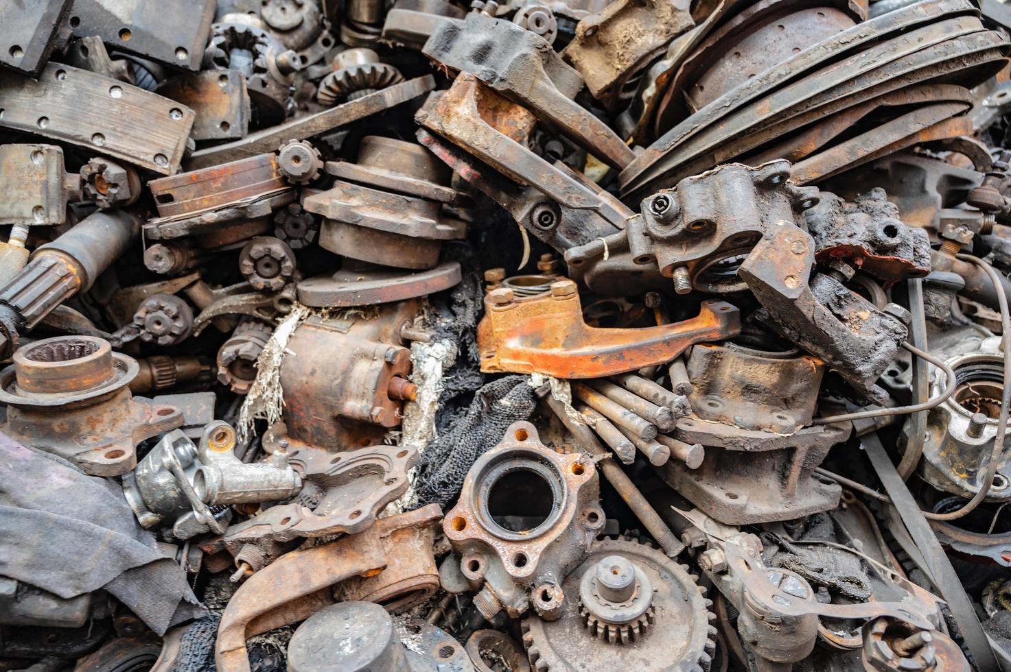 peça de máquina velha ou peças de sucata. peças de sucata removidas de carros e maquinários usados foto