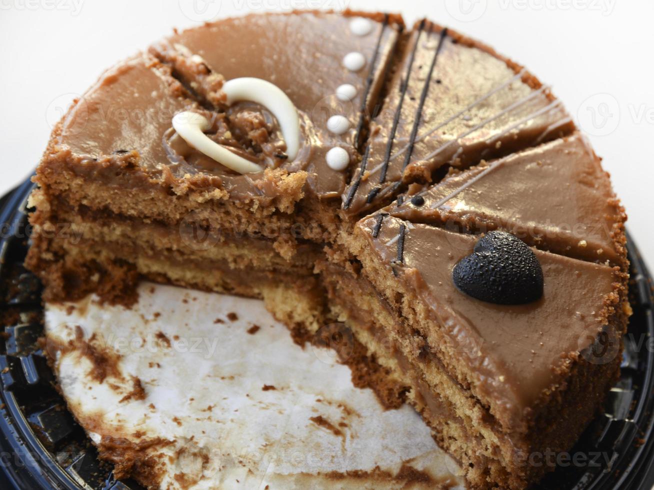 delicioso close-up de bolo de mel. bolo doce fatiado em um fundo branco. fatias de bolo de mel para o feriado. foto