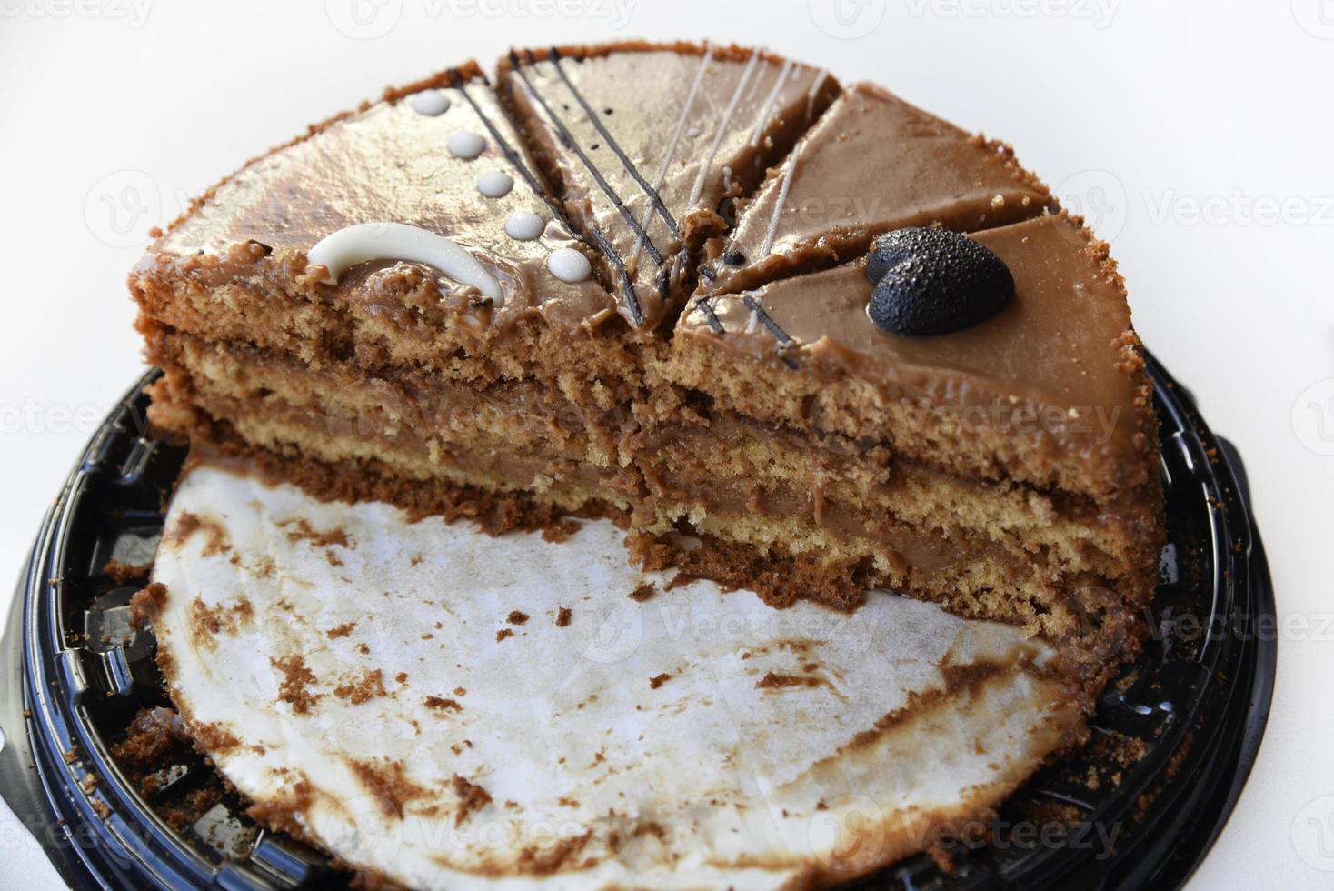 delicioso close-up de bolo de mel. bolo doce fatiado em um fundo branco. fatias de bolo de mel para o feriado. foto