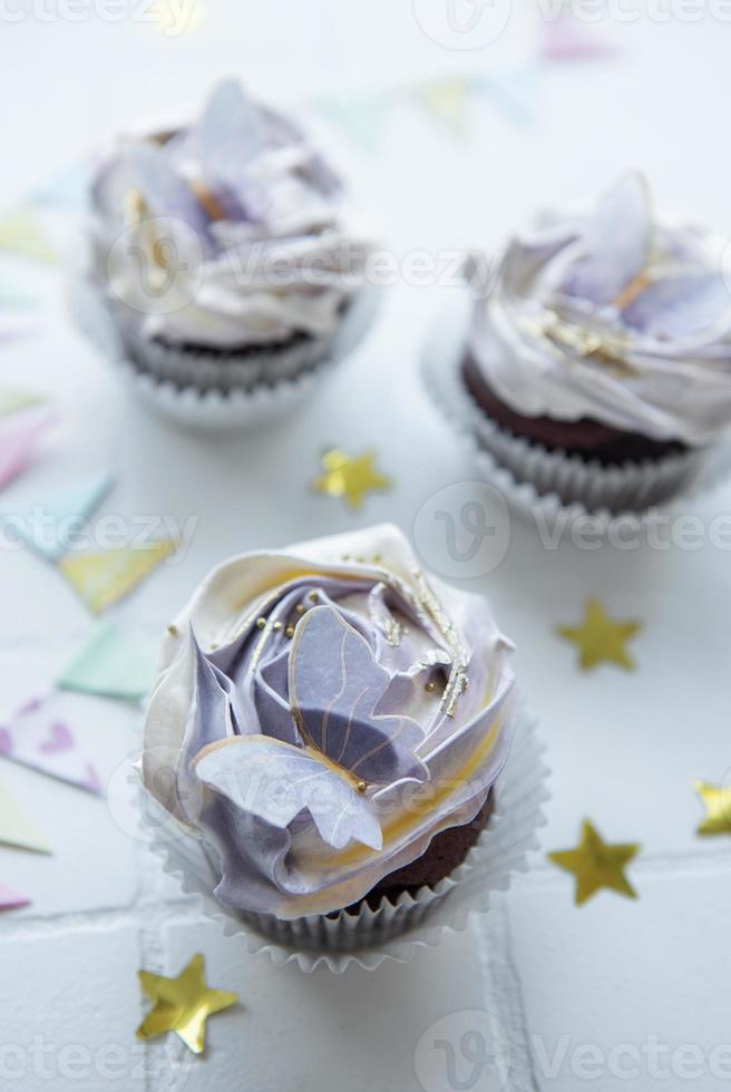 cupcakes com decoração de borboletas foto