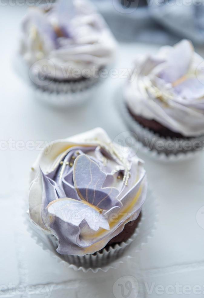 cupcakes com decoração de borboletas foto