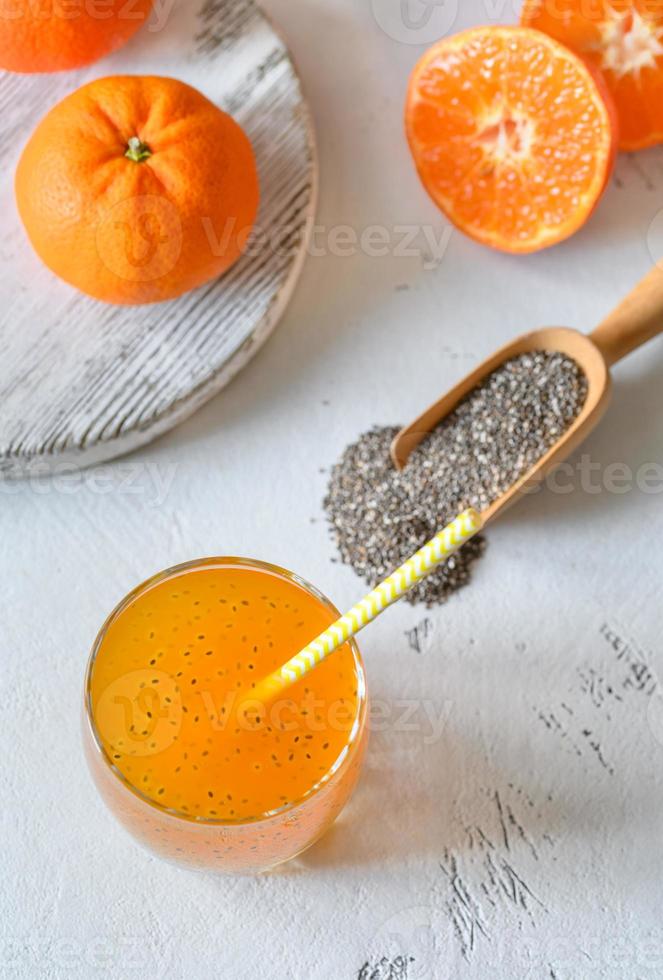 suco de laranja com sementes de manjericão foto