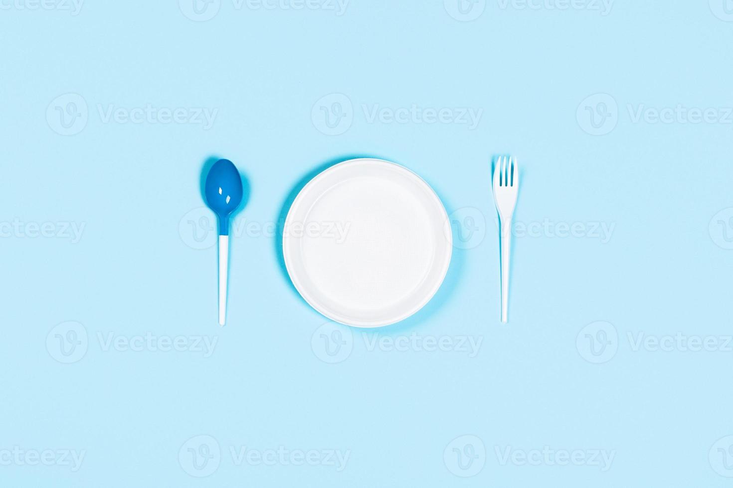 fundo azul com utensílios de plástico. foto