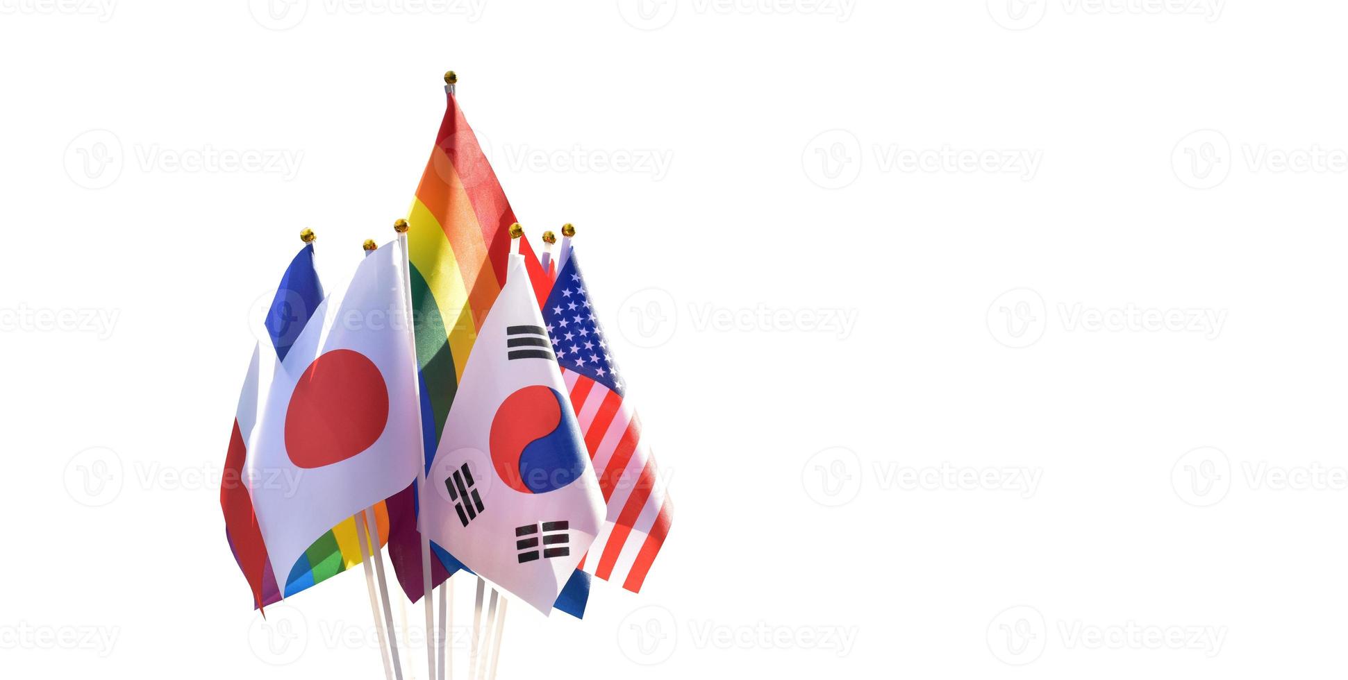bandeiras de arco-íris isoladas e bandeiras de muitos países, fundo nublado e azul, caminhos de recorte, conceito para celebração dos gêneros lgbtqai no mês do orgulho em todo o mundo, foco suave e seletivo. foto