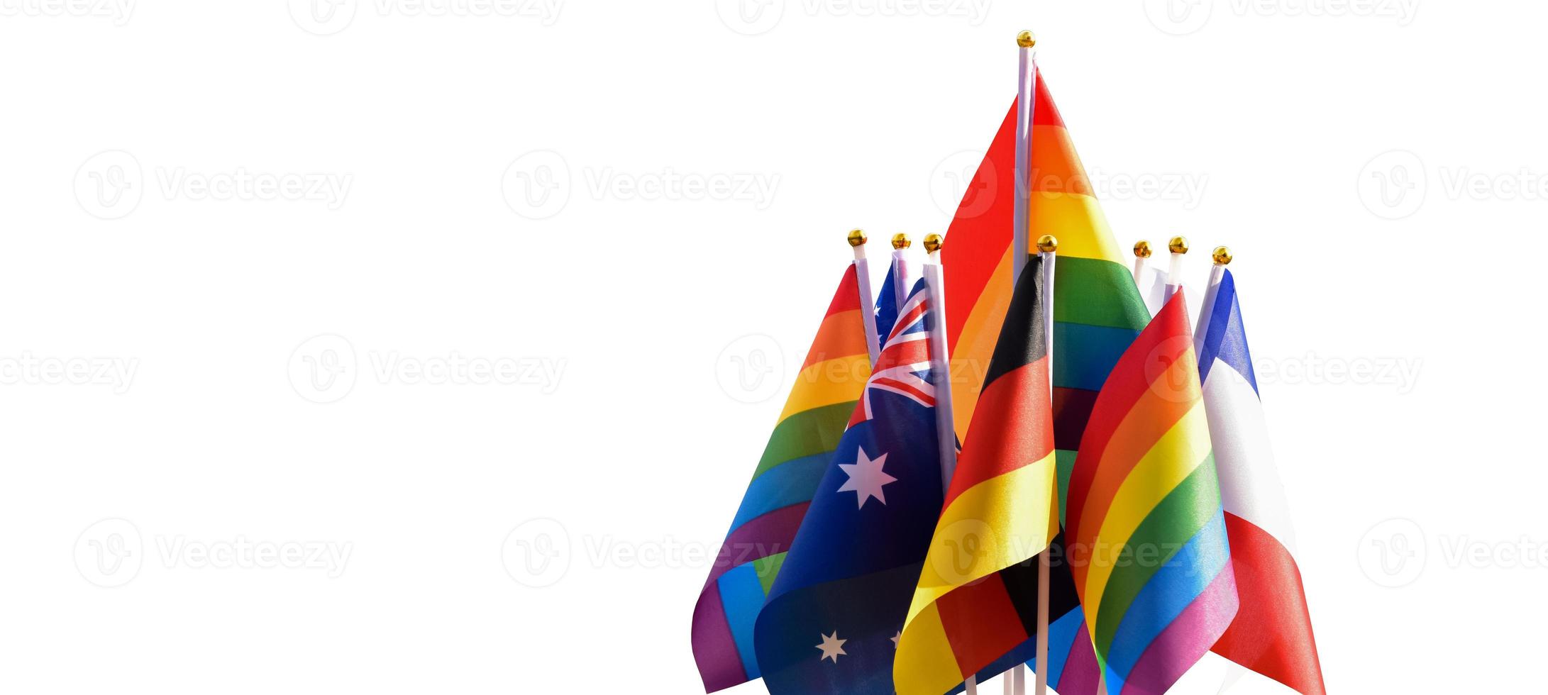 bandeira nacional da alemanha, frança, austrália e bandeiras de arco-íris em fundo azul e nublado, caminhos de recorte. foto