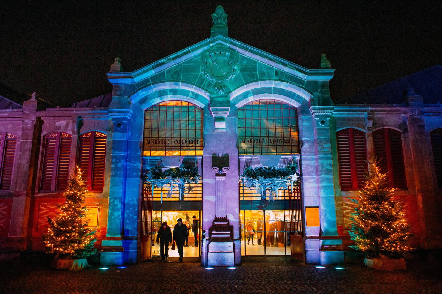 colmar, frança - dezembro de 2016 - decorações de natal no mercado de alimentos marche couvert foto