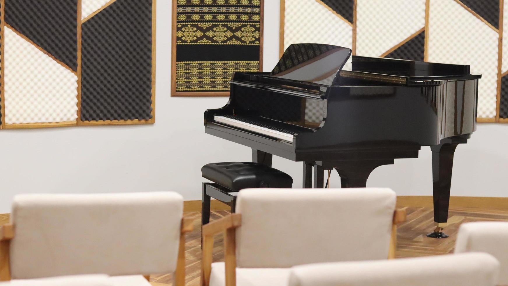 interior da sala com elegante piano de cauda clássico foto