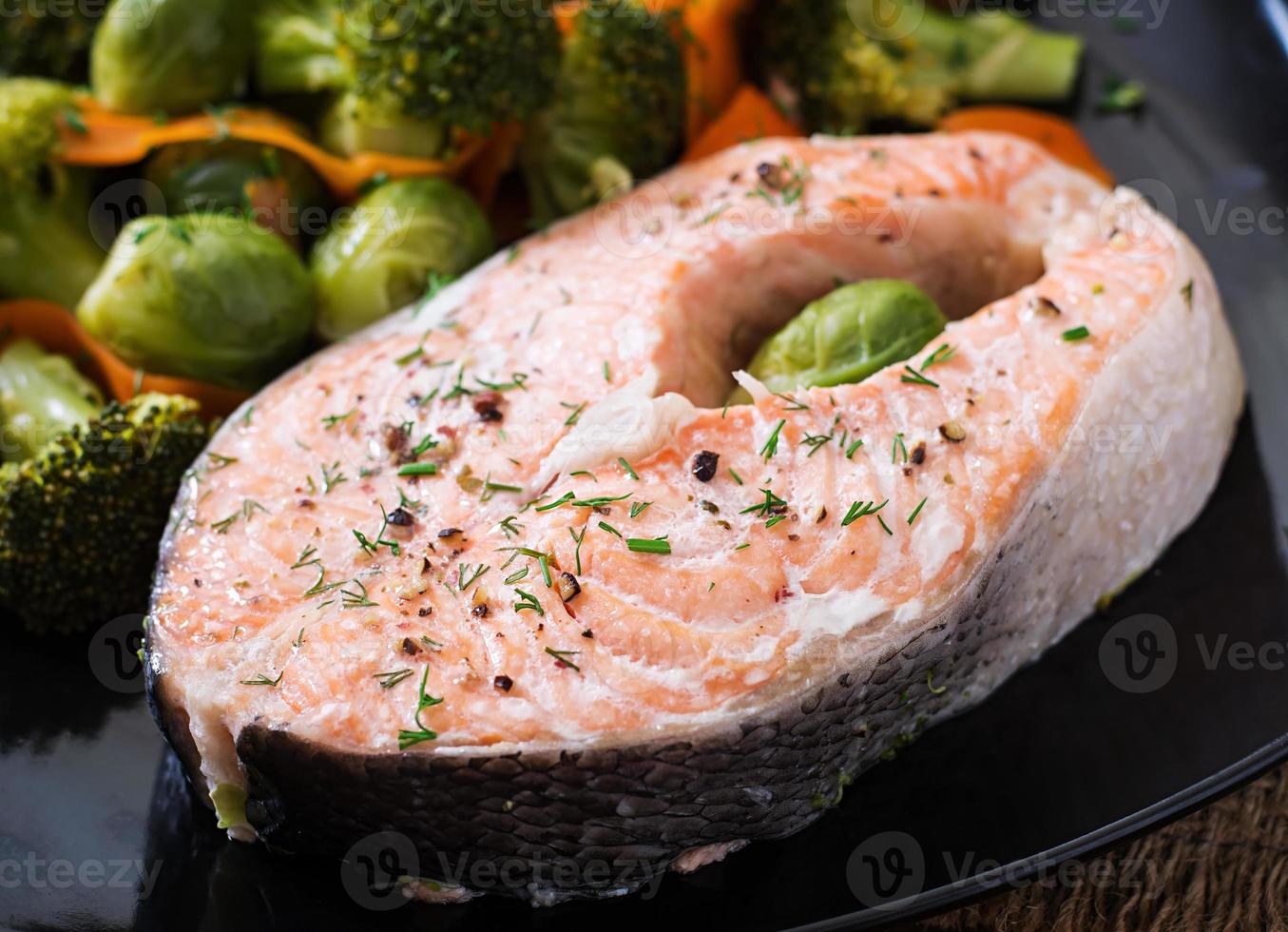 cozido no vapor bife de salmão com legumes. foto