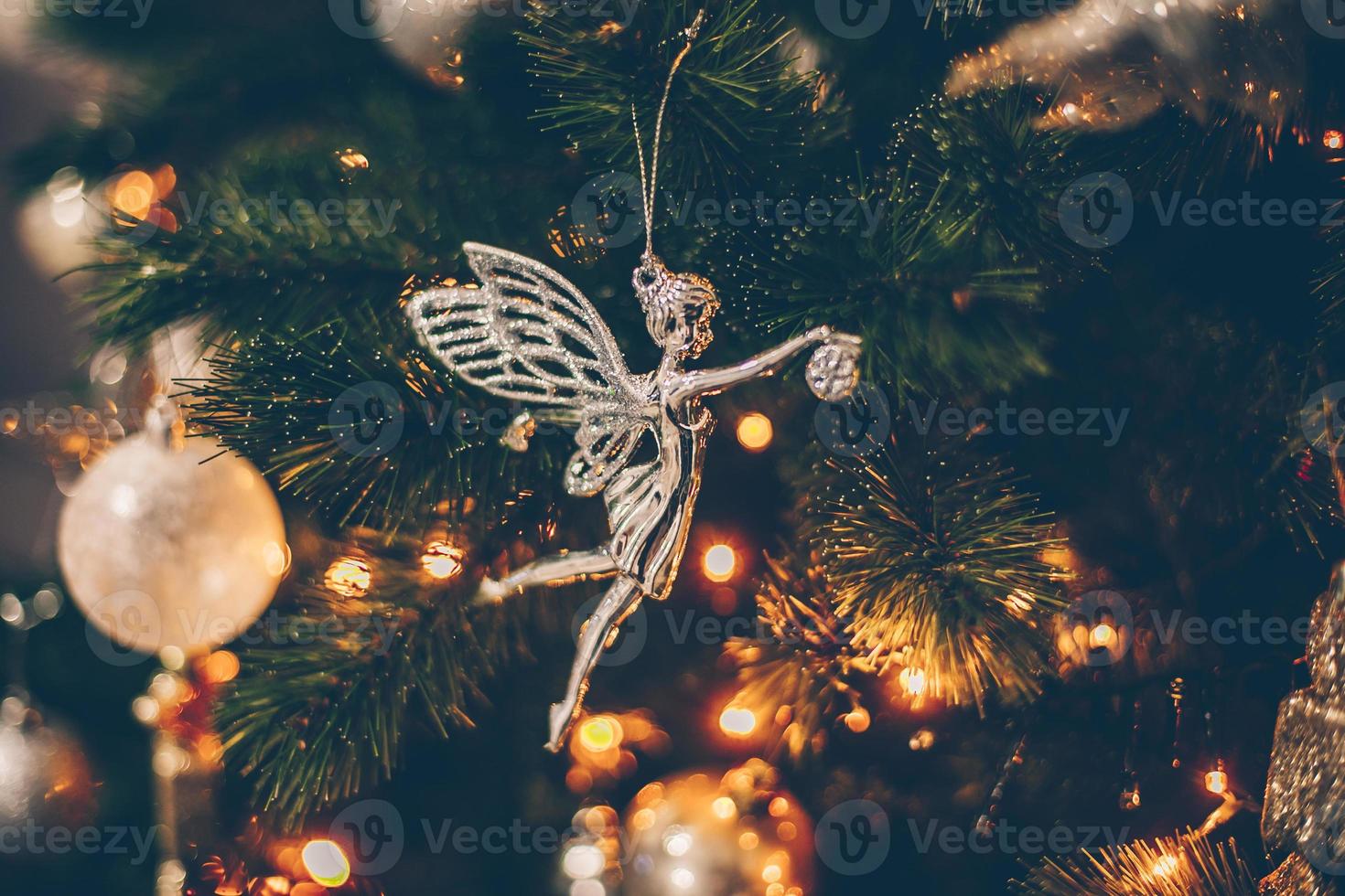 árvore de natal decorada com enfeites de férias. lindo brinquedo de bailarina de natal. feliz natal e feliz ano novo conceito. foco seletivo foto