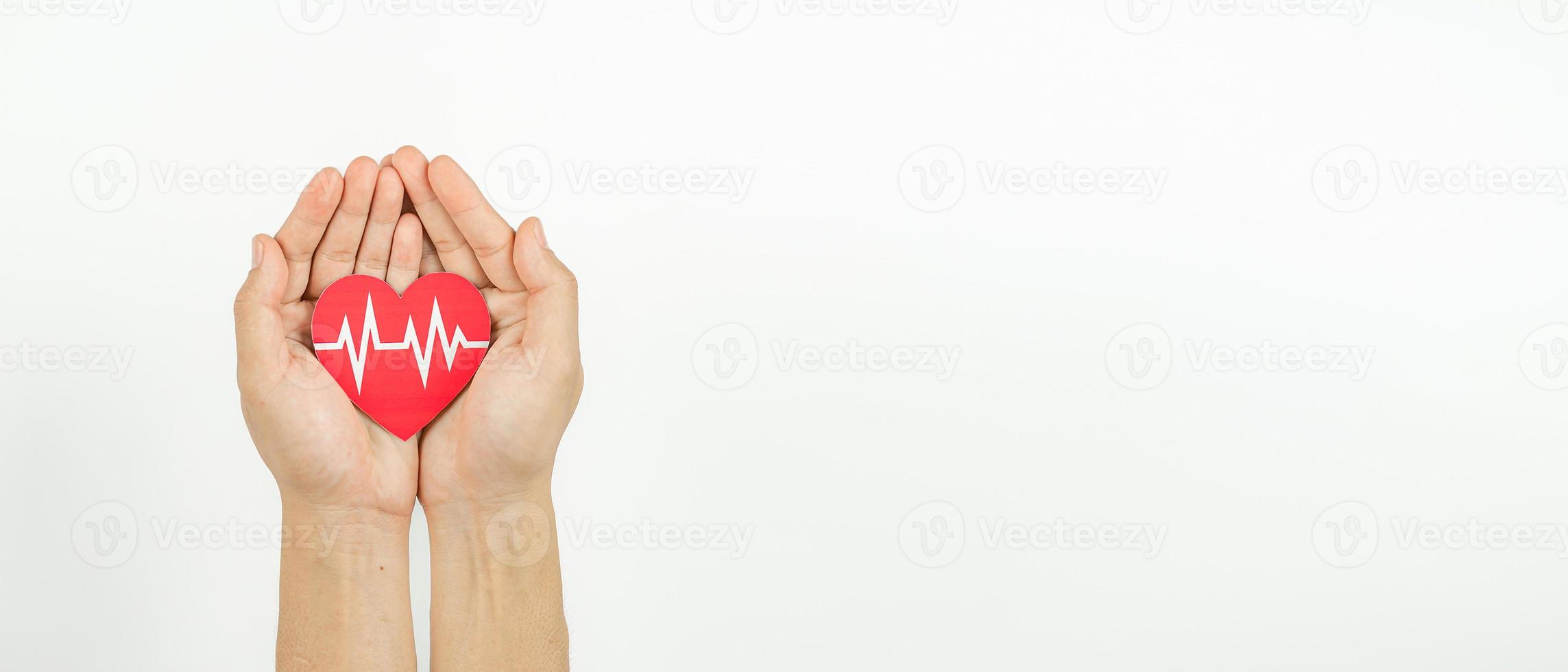 mãos segurando o coração por dar papel de vida cortado em fundo branco, transfusão de sangue, dia mundial do doador de sangue. conceito de doação de sangue foto