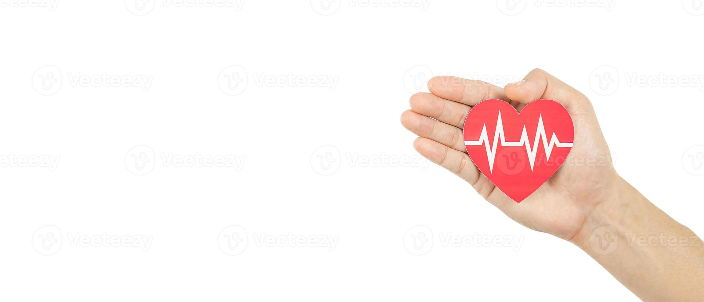 mãos segurando o coração por dar papel de vida cortado em fundo branco, transfusão de sangue, dia mundial do doador de sangue. conceito de doação de sangue foto