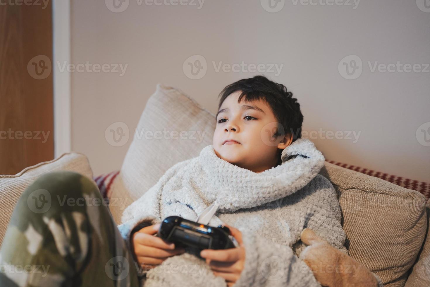 Pessoas Jogando Videogame E Se Divertindo Em Casa Imagem de Stock