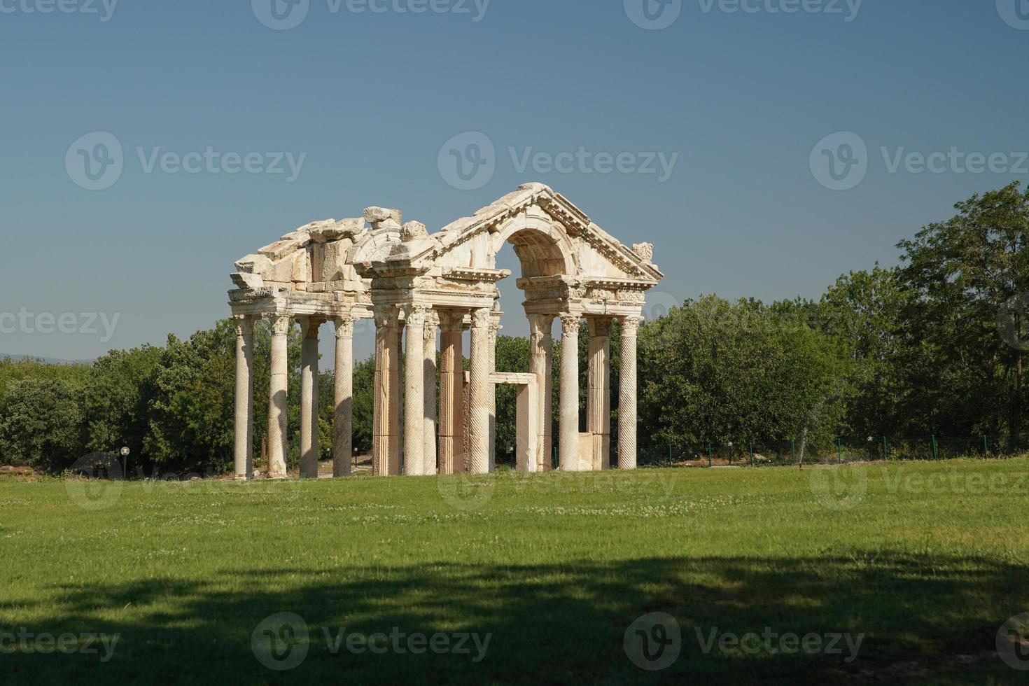 portal monumental, tetrapylon na cidade antiga de aphrodisias em aydin, turkiye foto