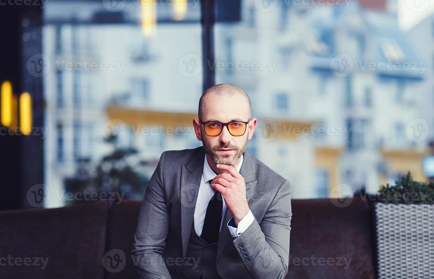 bonito jovem empresário em copos foto